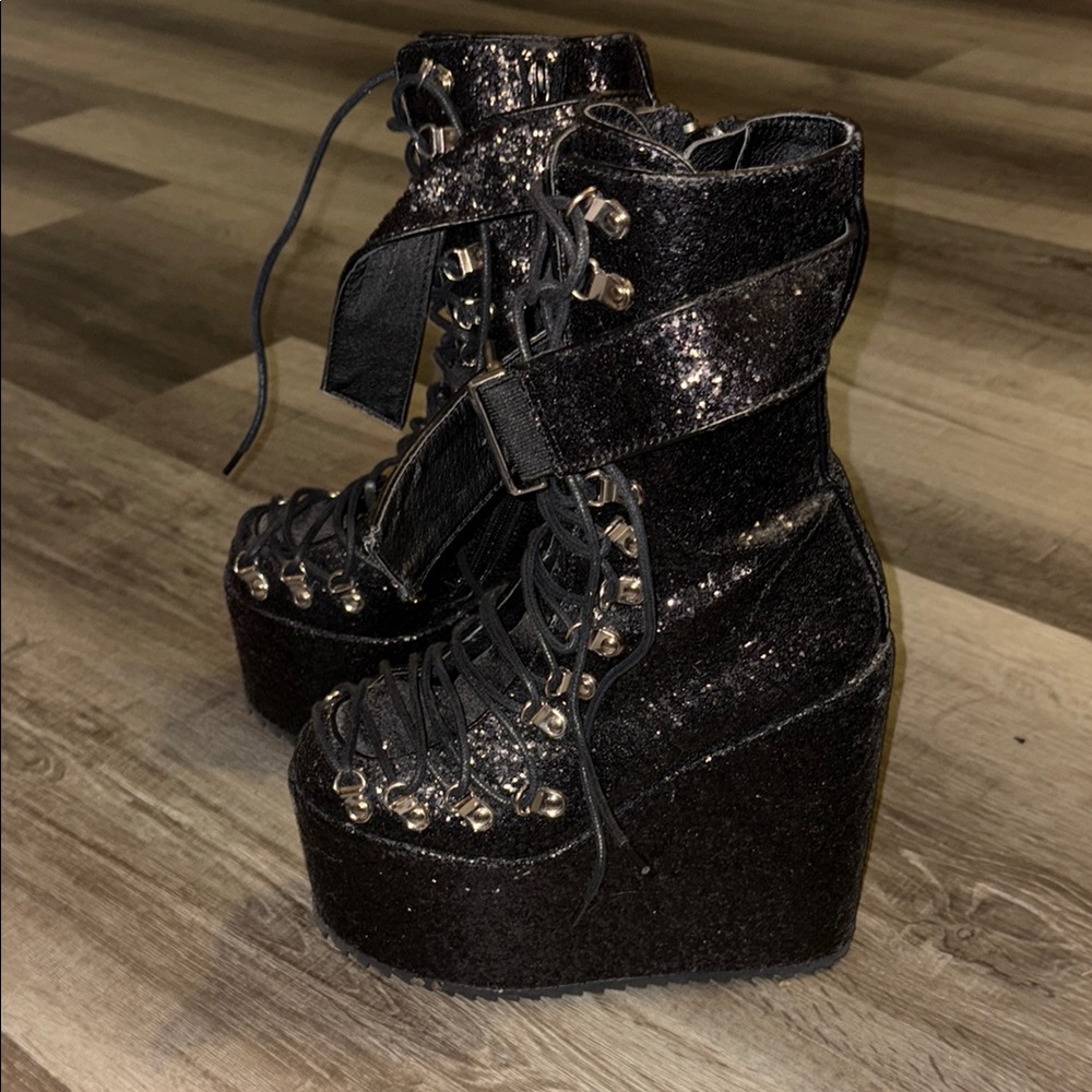 SPARKLE TRAITOR BOOTS

TRICKZ N' TREATZ